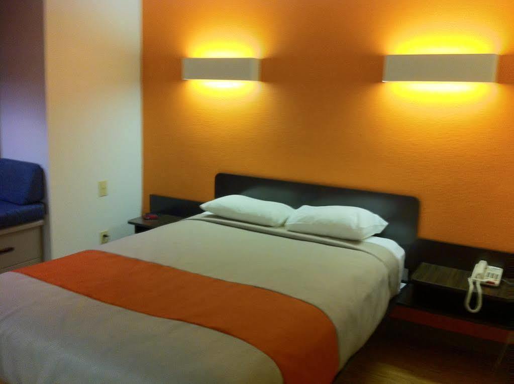 Motel 6 Indianapolis Carmel Buitenkant foto