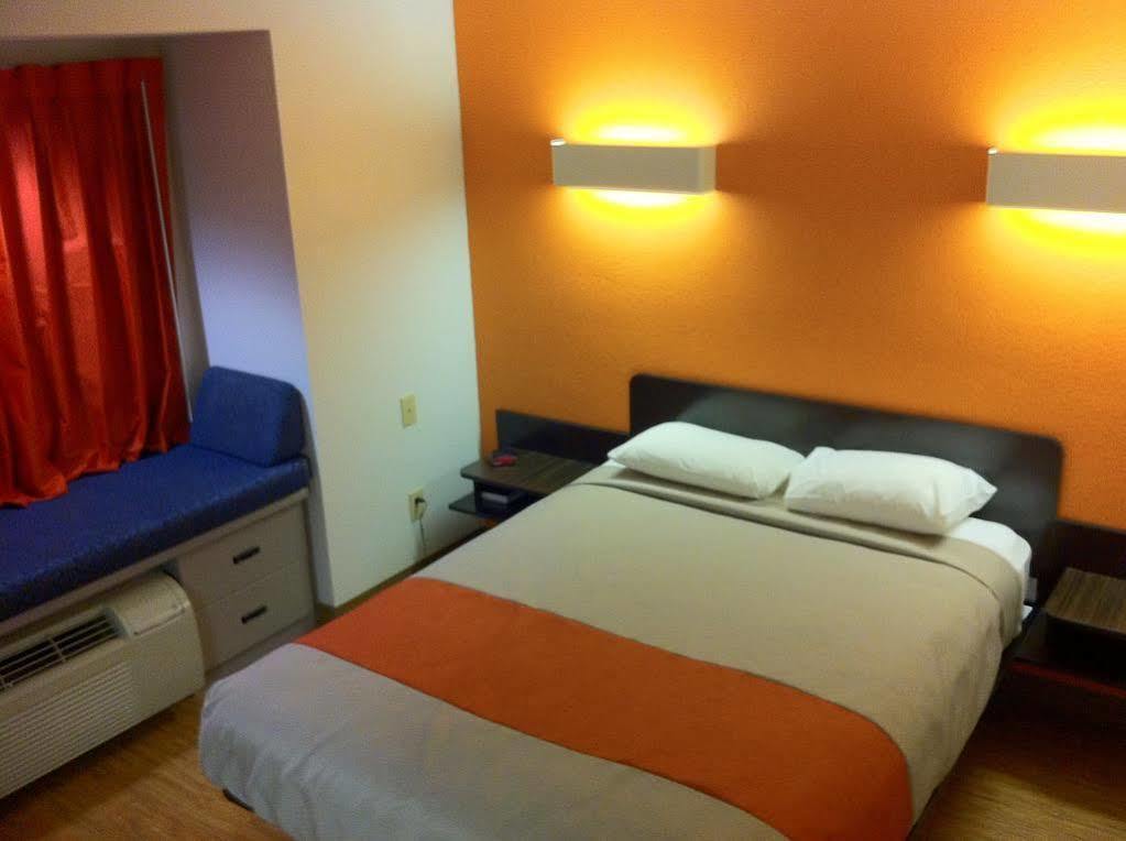 Motel 6 Indianapolis Carmel Buitenkant foto